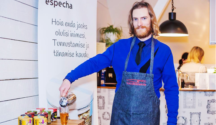 Especha strateegiline juht Jon Ender teed degusteerimas